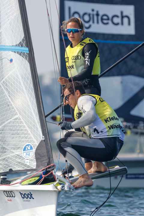   Mit "Ersatzvorschoter" Thomas Plößel, zweimaliger olympischer Bronzemedaillengewinner, führt NRV-Steuerfrau Sophie Steinlein das offen ausgeschriebene 49er-FX-Feld der Frauen vor dem Sonntagsfinale an