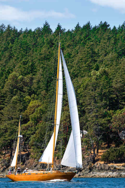Bonsai Besan: The yawl rigging fitted better than a cutter rig in the measurement of the time and makes the boat lie more quietly at anchor