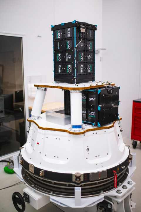 Le système de lancement des deux premiers satellites Celeste. Les satellites sont appelés Cube-Sats et sont insérés dans les boîtes noires.