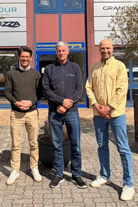 Maxim Neumann (chef des ventes de Hanseyachts), Martin Gürke (directeur des opérations du chantier naval de Laboe), Nils Thomsen (vente et service des yachts du chantier naval de Laboe).