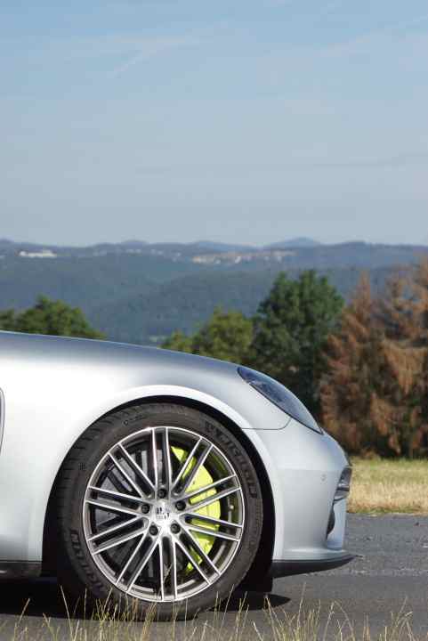 Die 21-Zoll 911 Turbo Design Räder stehen ihm ausgezeichnet.