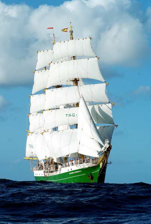   Uno spettacolo orgoglioso: la "Alexander von Humboldt II" a tutta vela sull'Atlantico