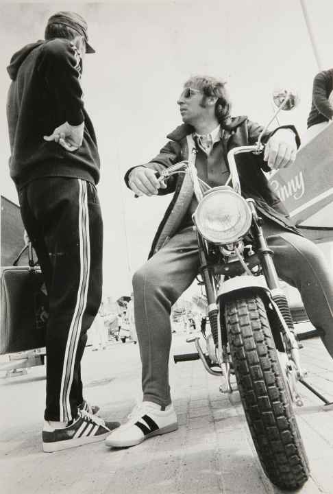   Willy Kuhweide rilassato sulla sua moto