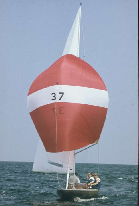   Le cerf-volant à succès "Mutafo" avec le numéro de voile 37. En 1964, à Enoshima au Japon, les athlètes de Rostock Peter Ahrend/Ullrich Mense/Winfried Lorenz remportent la médaille d'argent lors de ce qui est d'abord les derniers Jeux avec une équipe allemande commune. Quatre ans plus tard, au Mexique, deux équipes olympiques allemandes se sont affrontées pour la première fois sous le même drapeau. C'est là que les Rostockois Paul Borowski/Konrad Weichert/Karl-Heinz Thun remportent la médaille de bronze avec le légendaire cerf-volant "Mustafo" repris par l'équipage d'Ahrend. Avant Kiel, Paul Borowski/Konrad Weichert/Karl-Heinz Thun (SC Empor Rostock) remportent l'argent à Kiel après le bronze à Acapulco en 1968. Photo : archives André Keil