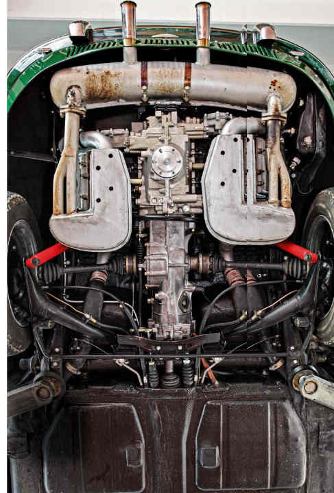 Zwei Drittel der Sechsmaschine: Kellerimpression des Ruf R56.11. Prominent sichtbar sind insbesondere die speziell angefertigten Wärmetauscher, das kurze Kurbelgehäuse dazwischen sowie das feine Gebein des 911