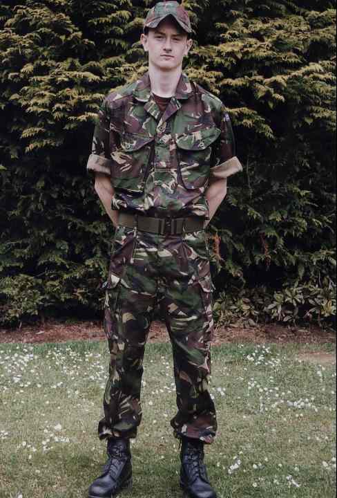 Mit 18 Jahren tritt er einer Infanterieeinheit bei. 2009 schickt man ihn nach Afghanistan.