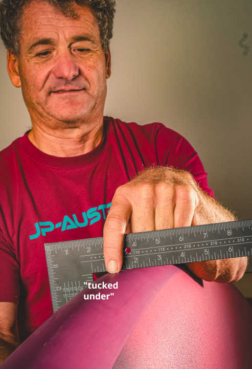 An der Kante ist der Apex Point wichtig - wie hoch die breiteste Stelle angelegt ist. Aber auch das “tucked under” - wie weit sich das Rail zur Gleitfläche hin noch nach innen verjüngt.