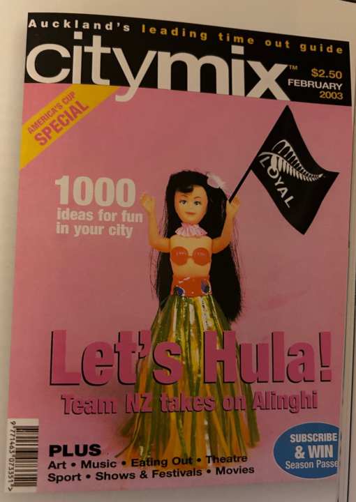 Ceux qui ont assisté à la 31e America's Cup à Auckland ou qui ont suivi la compétition avec attention se souviendront de cette image et des sujets qui ont fait le buzz : les Kiwis avaient conçu de nouveaux appendices de coque pour allonger la ligne de flottaison de leur yacht de la Coupe. Leur surnom : "Hula". C'est à cela que le magazine néo-zélandais "Citymix" faisait allusion dans sa couverture, tout en rappelant la campagne "Loyal" qui visait les membres de l'équipe néo-zélandaise d'Alinghi parce qu'ils avaient quitté leur équipe nationale pour rejoindre Alinghi.