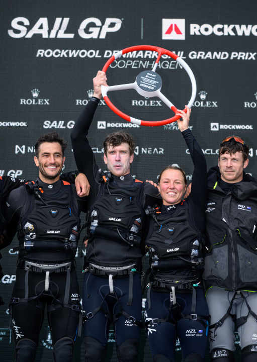 Another victory for the America's Cup defenders: Peter Burling (3rd from right) and Blair Tuke (l.), who have already won the Olympic gold medal in the 49er and two silver medals, came out on top with their Kiwi crew at SailGP for the second time in a row
