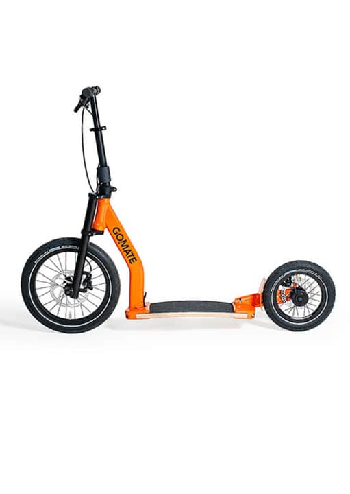   Grâce à ses grandes roues pneumatiques, le scooter doit également être adapté aux chemins de moindre qualité.