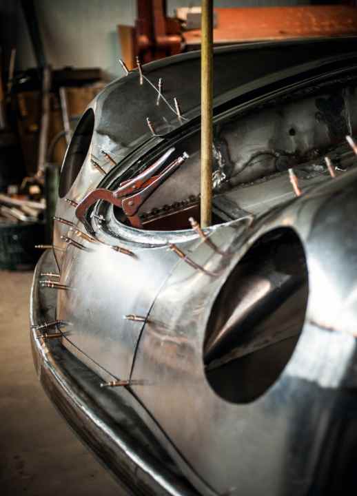 Mit speziellen Nieten werden die einzelnen Bestandteile der Frontbrille zusammengehalten und in die richtige Form gebracht – Millimeterarbeit in drei Dimensionen