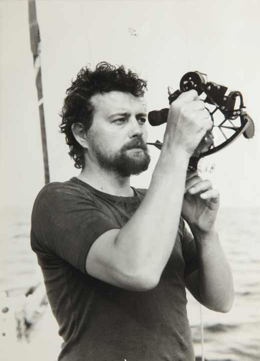   Sextant, Uhr und Kompass waren die Navigationsinstrumente der ersten Langfahrtsegler. Kurs, Strom und Geschwindigkeit wurden von Hand berechnet. Seit 1980 arbeitete Schenk an der Entwicklung des ersten Navigationscomputers mit – einem Vorläufer der Kartenplotter, mit denen es sich heute kinderleicht navigieren lässt