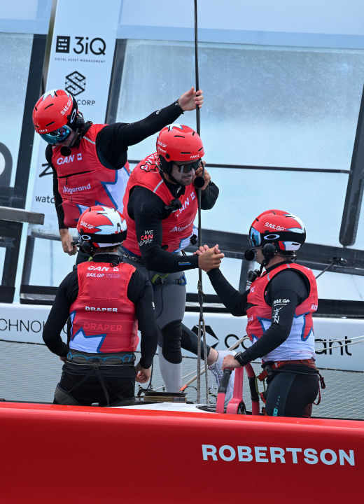 Le cose stanno andando bene per Phil Robertson e il Team Canada all'inizio ...