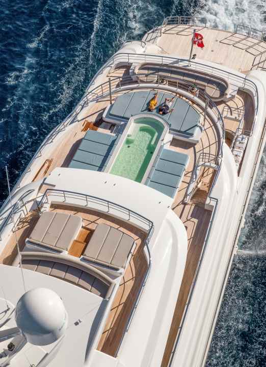 Attraktive Freiflächen: Der Pool auf dem Brückendeck schließt sich an das Gym an