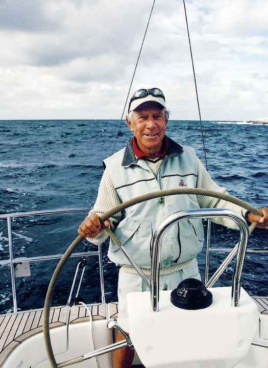   Pelle Petterson à bord du Maxi 1200 qu'il a conçu en 2015