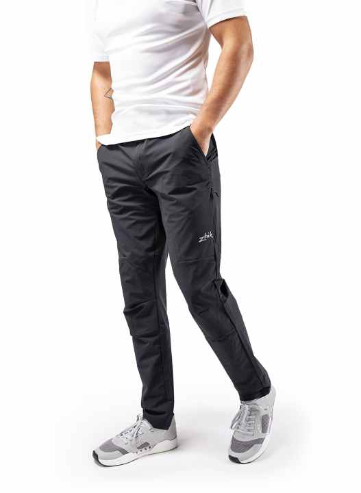 Pantaloni funzionali per marinai del marchio Zhik