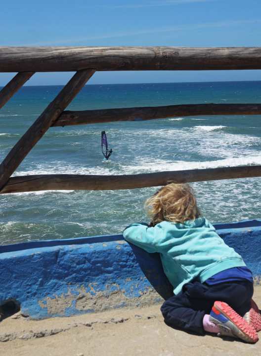   Keano schaut Papa bei der Arbeit zu (Spot Guincho)