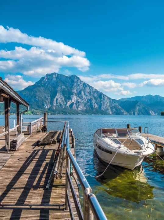   Der Traunstein im Hintergrund ist das beherrschende Massiv am See. Stege zum Festmachen gibt es viele