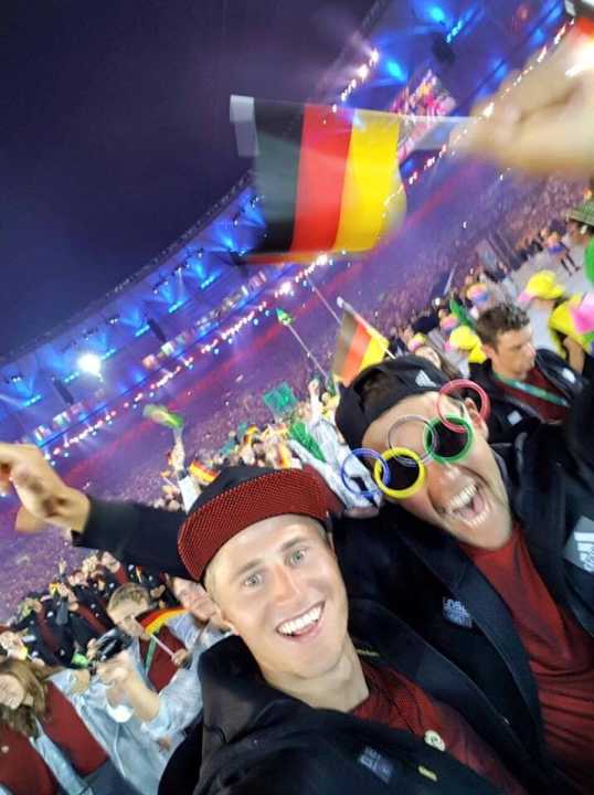   Les jours sans régate, comme ici lors de la cérémonie d'ouverture des Jeux olympiques, le programme de la journée ne s'applique évidemment pas. Le barreur de 49er Erik Heil et Philipp Buhl profitent de l'ambiance festive.