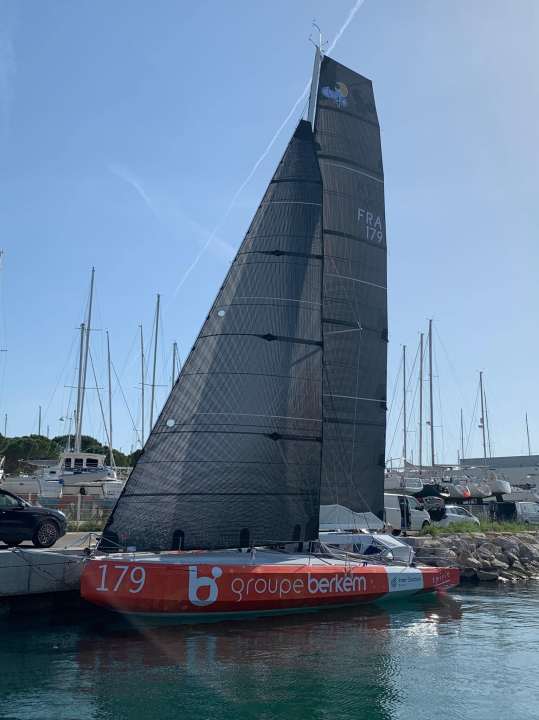   La Classe 40 "Jeanne" prima della sua prima corsa di prova nel maggio 2022