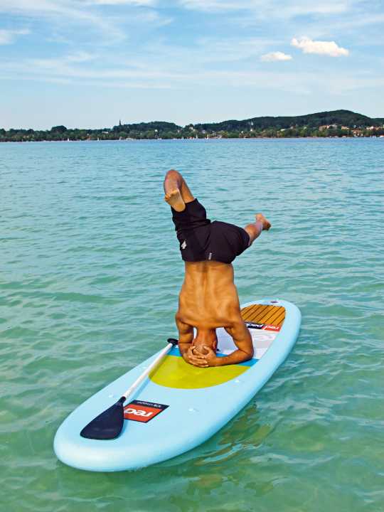 Kann doch jeder! Geht auch gut mit dem Red Paddle, die schwimmende Matte kann aber auch schneller nass werden.