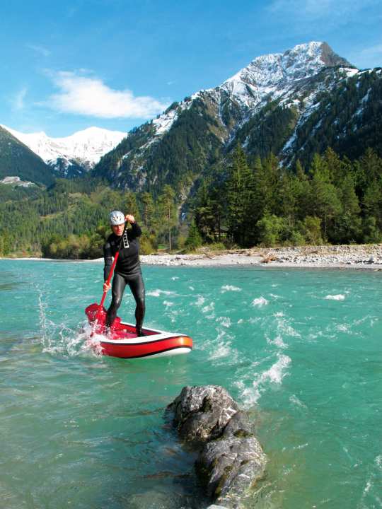 Test: Corran Combat 9'3" 2014 – Hans Hohenreiter genießt nicht nur den Oberlech in Österreich, sondern auch die Wildwasser-Qualitäten des Corran Combat.