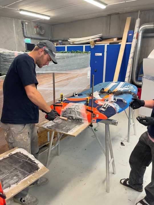 Ein Gepäckträger aus Carbon dient zum Transport von Campingausrüstung und Proviant.