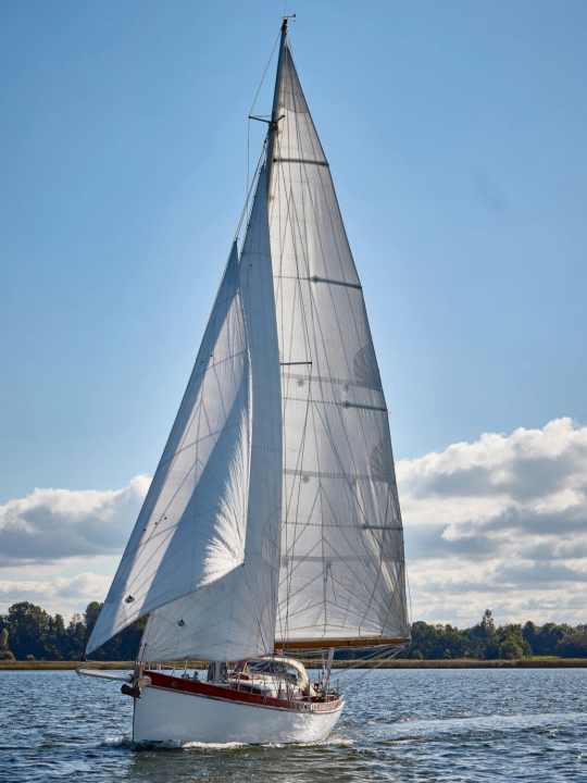 Frank decided against a gaff rig because of the additional weight.