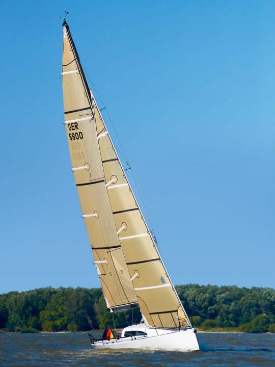 La grand-voile pointue Pinhead a l'air presque classique. Les toiles en aramide ont été conçues par des amis voiliers ; le propriétaire les a cousues lui-même.