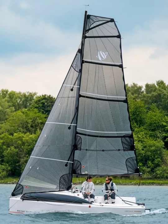 Le First 18 a certes beaucoup de surface de voile, mais le grand Suarehead ne génère pas trop de pression.