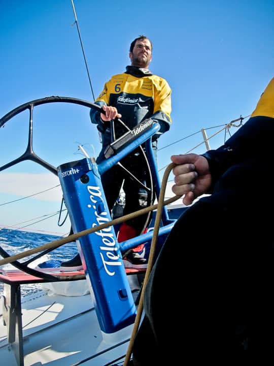   Die Jäger: Pablo Arrarte am Ruder des blauen Renners, der weiterhin schneller segelt als das noch führende Team von Puma