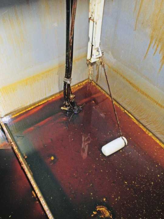   Consequence of biodiesel: clogged pipes and tar sludge in the tank of a Reinke 11 S, only three years after a tank cleaning