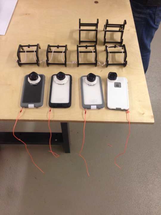   Ces supports de téléphone portable pour la technique de transmission SAP ont été développés la semaine dernière dans le fablab de Kiel.