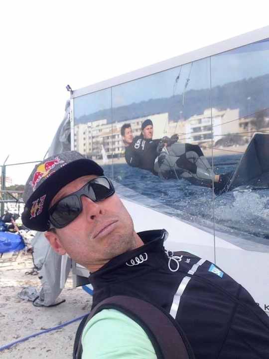   L'allenatore Thomas Rein davanti a una foto del suo equipaggio di bronzo