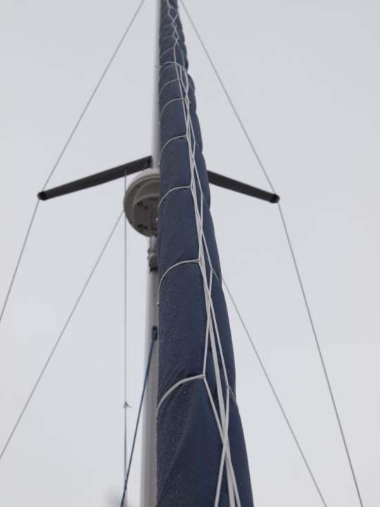 Les tauds de voile d'avant protègent des rayons UV et empêchent le déroulement en cas de tempête. C'est pourquoi il faut mettre le tissu sur les toiles !