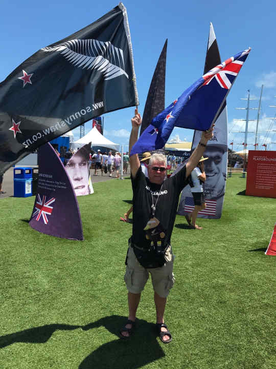   Il più grande tifoso sportivo di Auckland? Il tifoso kiwi Sonny Shaw di Auckland è alle Bermuda per il suo 110° viaggio sportivo internazionale con Emirates Team New Zealand.