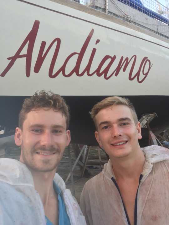  Beaucoup de travail au chantier naval, mais aussi de bons moments avec de nouveaux amis
