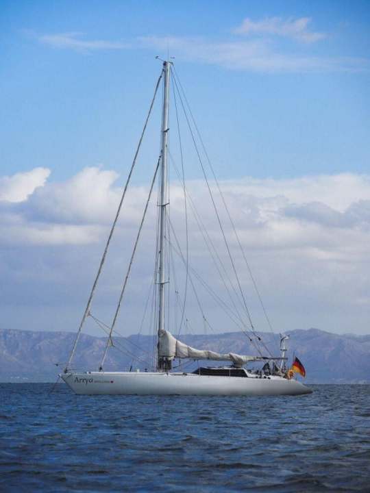   Inaspettatamente, proprio quando il viaggio ai Caraibi rischia di fallire, i ragazzi diventano proprietari dello yacht dei loro sogni.