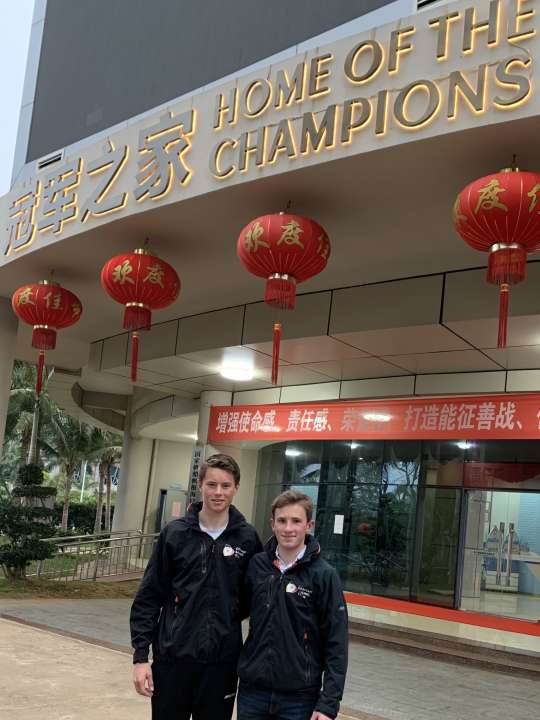   Il team 470 Göttlich/Klasen durante il soggiorno nel centro sportivo di Haikou, in Cina.