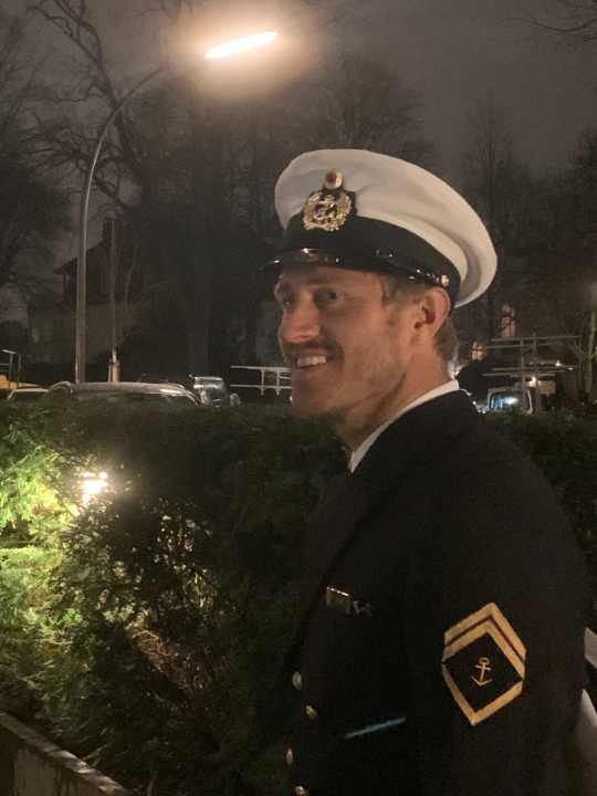   Closing time! Chief Boatswain Erik Heil bids farewell to the festive evening at the NRV, jetlagged but happy