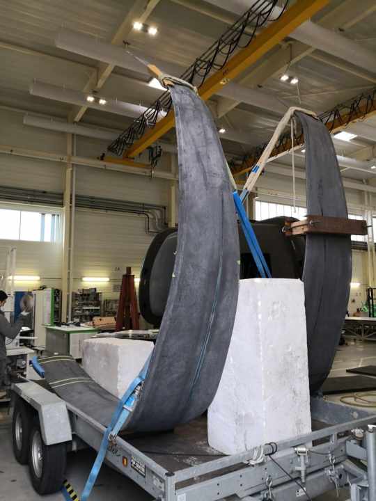   Gerettet: Kurz vor der Werksschließung von Multiplast hat Team Malizia die neuen Foils noch rausholen können. Inzwischen sind sie am Mittwoch in der Halle eingetroffen, in der "Malizias" Refit voranschreitet
