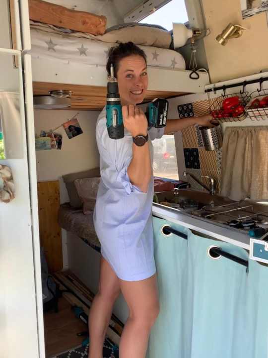   Susann Beucke profite de la crise pour son projet de bus personnel : elle aménage son van, dans lequel elle vit actuellement.