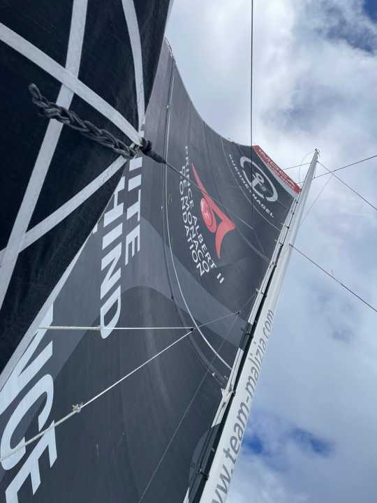   Riparazione della randa a bordo del "Seaexplorer - Yacht Club de Monaco": il fliicken è chiaramente visibile a destra dell'ancora