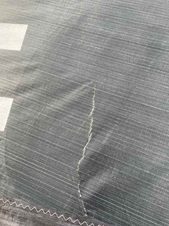   Boris Herrmann discovered this crack on New Year's Eve. He hopes that it is not a sign of fatigue