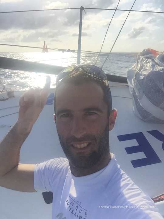   Lo skipper di "Banque Populaire VIII" Armel Le Cleas'h mostra quanto Vincent Riou sia costantemente alle sue calcagna su "PRB".