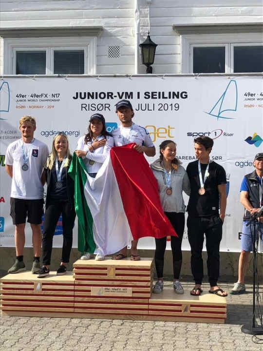   Silas Mühle, 16 ans, et Romy Mackenbrock, 17 ans, ont remporté la médaille de bronze dans le classement U23 du championnat du monde junior Nacra 17 et ont gagné le classement U21. Aucun autre équipage n'était aussi jeune que les deux Allemands dans la zone de navigation norvégienne.