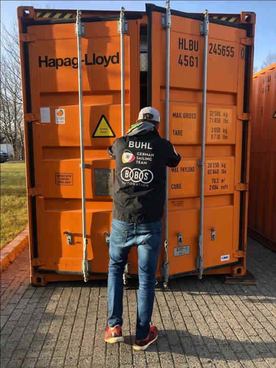   Philipp Buhl chiude uno dei container che il German Sailing Team sta inviando a Enoshima. Contiene un laser, un materasso ("preferisco non affidarmi ai sottili letti futon giapponesi per una buona rigenerazione") e due biciclette.