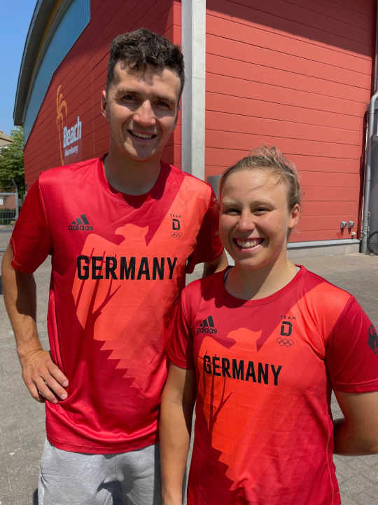   L'équipage Nacra-17 Paul Kohlhoff et Alica Stuhlemmer dans les nouveaux t-shirts rouges de l'équipe olympique de Germany
