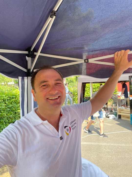   Riccardo de Felice a rejoint l'équipe en tant que dernier entraîneur pour les Jeux olympiques. L'Italien a entraîné les navigatrices de 470 Luise Wanser et Anstasiya Winkel pour une qualification de dernière minute aux Jeux olympiques et a été intégré à l'équipe German Sailing. Il s'est déjà rendu au Japon et fait confiance à son jeune équipage ainsi qu'à la German Sailing Team.