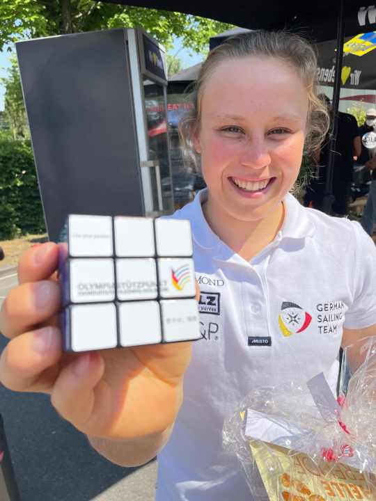   On the water, Nacra 17 headsailer Alica Stuhlemmer is travelling fast on two hulls and foils with her helmsman Paul Kohlhoff. On land, she tried her hand at a game of patience with the Rubik's Cube, which all the athletes received from the Hamburg Olympic Training Centre that day